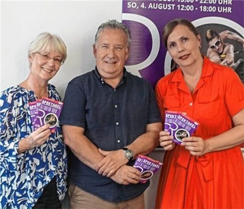 Für die künstlerische Intendanz wurde erneut Martin Hilz aus Landshut gewonnen. Zusammen mit seiner Frau Inge (links) besprach er mit Beatrix Grösgen vom City-Management das Programm. Foto  Wunsam