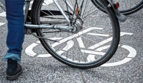 Für die Sicherheit für Radfahrer, aber auch für Fußgänger will sich die Marktgemeinde Bruckmühl an der Kirchdorfer Straße einsetzen. Dazu soll beispielsweise der Geh- und Radweg in Richtung Norden verlängert werden. Foto dpa