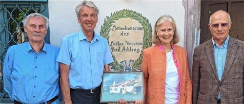 Für die Übergabe reisten Wennerbergs Urenkelin Stefanie Rudnay und Ehemann Andreas Rudnay (rechts) eigens nach Bad Aibling. Archivleiter Manfred Schaulies (links) und Vereinsvorsitzender Felix Schwaller nahmen das Gemälde entgegen.Foto Hadersbeck