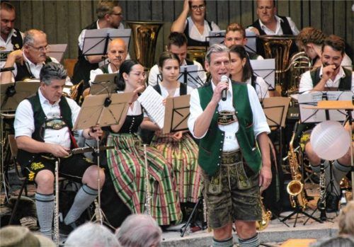 Für Vitus Reger, Vorsitzender des Musikvereins Bad Feilnbach (Mitte) war die Jubiläumslichterserenade ein großes Geschenk. Foto Strim