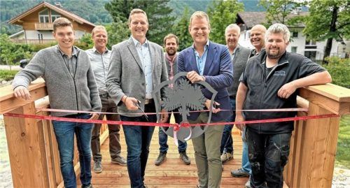 Geben den neuen Sollinger Steg frei: Bürgermeister Simon Frank (Dritter von links) und Vertreter des Tiefbauamtes, des Ingenieurbüros Köppl, der Firma Zehetmair Metallbau, der Baufirma Spöck und der Zimmerei Schleipfner und Wörndl. Foto  H. Reiter