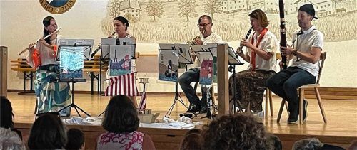 Gemeinsam mit den fünf Freunden der Münchner Philharmoniker – (von links) Gabi Krötz (Querflöte), Lisa Outred (Oboe), Alois Schlemer (Horn), Alexandra Gruber (Klarinette), und Johannes Hofbauer (Fagott) – stach das Publikum in der Frasdorfer Lamstoahalle in See.Foto kirchner