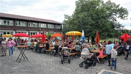 Gemütlichkeit war im Pausenhof angesagt. Fotos Stache