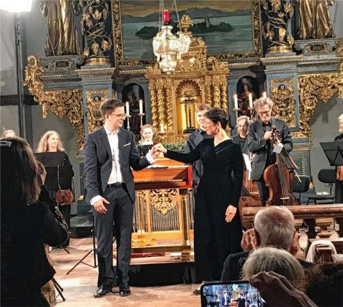 Genießen den Schlussapplaus: Max Volbers mit Laila Salome Fischer, im Hintergrund in der Mitte Clara Blessing. Foto prokop