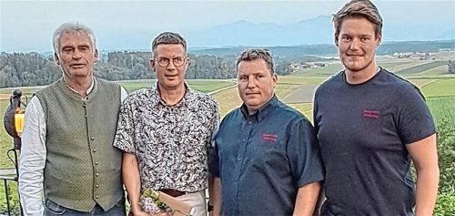 Georg Prankl (Zweiter von links) verabschiedete sich vom Amt des Feuerwehrkommandanten. Von links: Bürgermeister Johann Murner, Kommandant Bernhard Stockmeier und Zweiter Kommandant Benedikt Stübl dankten ihm für seinen Einsatz. Foto Stübl