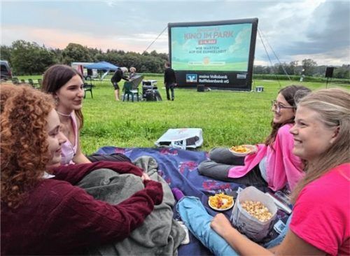 Gerade als Annabell, Anna-Lena, Sarah und Zoe (von links) es sich im Kurpark bequem gemacht hatten, fielen die ersten Regentropfen.Foto Ammelburger