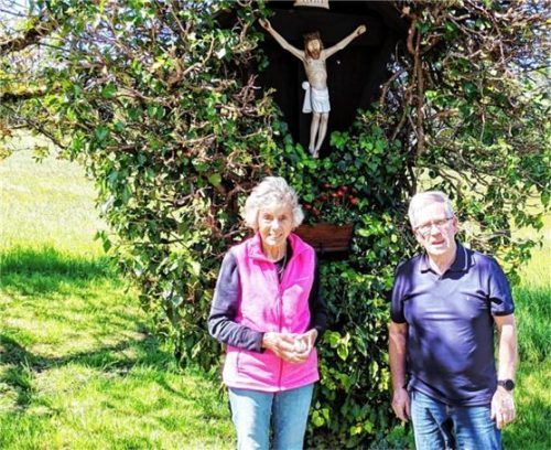 Gertraud Aicher und Paul Panzer mit dem restaurierten Schuster-Kreuz in Frasdorf-Ebnat. Foto  Hötzelsperger