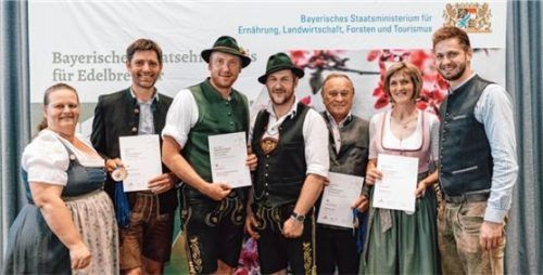 Geschäftsführerin Andrea Westenthanner, Christian Stocker, Michael Schönfelder und Markus Bauer, Josef Baumann, Gertraud Seebacher und Vorsitzender Kajetan Schnitzer beim Festakt.Foto Melanie Müller Fotografie