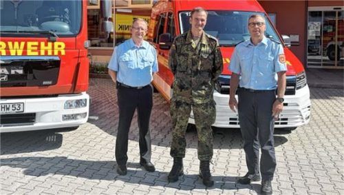 Gespräch über die Hilfe der Bundeswehr bei Naturkatastrophen: (von links) Hans Meyrl, Fachbereichsleiter Katastrophenschutz im Bezirksfeuerwehrverband Oberbayern, Oberstleutnant Andreas Bachmann und Stadtbrandinspektor Mario Zimmermann. Foto Feuerwehr Rosenheim