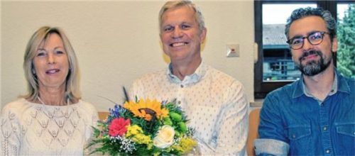 Getragen von großer Dankbarkeit ehrte Bürgermeister Hajo Gruber (Mitte) die langjährige Vorsitzende des Partnerschafts-Komitees, Gerlinde Reiter (links). Ihr folgt nunmehr Steven Landgren (rechts) nach.Foto Schmidt