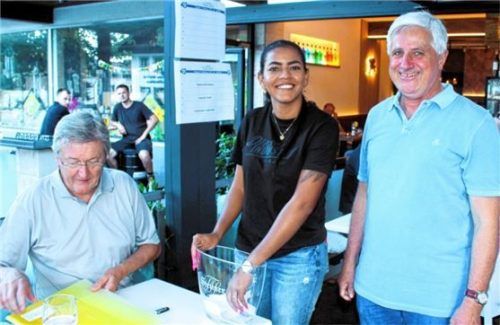 Glücksfee Julianny hat im Beisein von Ernst Töglhofer (links) und Martin Kolb spannende Partien gezogen. Foto Strim