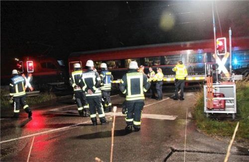 Großeinsatz am Bahnübergang in Eitzing am Samstagabend: Ein Pkw war beim Unwetter ins Gleisbett geraten.