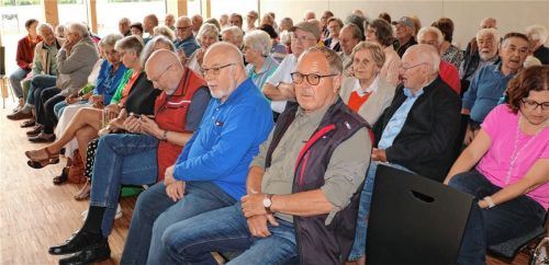 Großer Andrang: Zahlreiche Interessenten waren zum Senioren-Dialog mit Bürgermeister Simon Frank in die Aschauer Priental-Halle gekommen. Foto  Rehberg