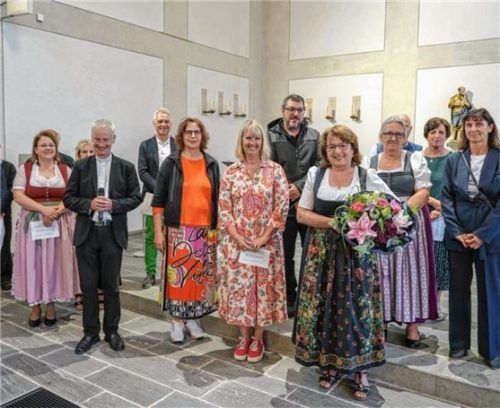 Großer Dank für vielfältiges Engagement: Pfarr- und Dekanatssekretärin Bärbel Kronast (vorn mit Blumen) wurde in den Ruhestand verabschiedet.Foto Aerzbäck