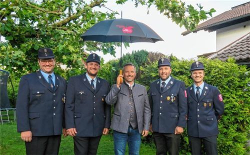 Gut beschirmt – wichtig nicht nur an Regentagen: (von links) Andreas Kreuzmeir, Martin Riedl, Marinus Astner und Sepp Antretter baten Bürgermeister Max Singer (Mitte) um die Schirmherrschaft für die Jubiläumsfeierlichkeiten. Dieser sagte zu.Foto Feuerwehr Au