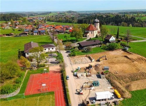 Gut voran geht der Bau des Kinderhauses in Wildenwart, das die Gemeinde Frasdorf und die Marktgemeinde Prien im Schatten des Wildenwarter Kirchturms errichten. Fotos rehberg