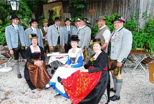 Haben alle Hände voll zu tun: Gemeinsames Treffen des Festausschusses des Trachtenvereins Altenbeuern und des Gauvorstands. Foto Nicole Brunner