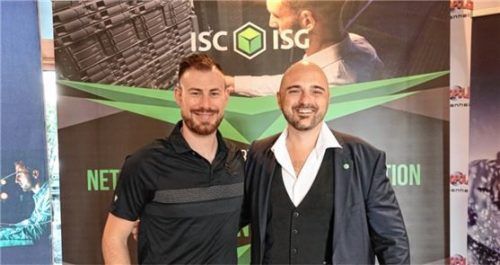 Hält berufsbedingt Gefahren ab: Eishockey-Torwart Philipp Grubauer (links) von den Seattle Kraken war der Stargast der Veranstaltung, hier mit dem Technischen Geschäftsführer der ISG, Philip Crüwell.Foto isg