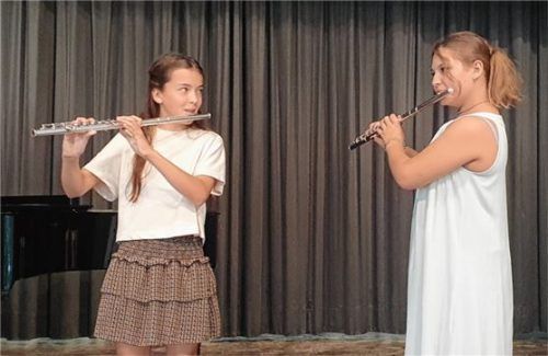 Harmonierten auf Augenhöhe: Leonie Popiel (rechts) und Paula Wimmer im Duett.Foto re