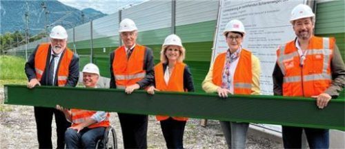 Heben das letzte Wandelement ein: (von links) Landtagsabgeordneter Sebastian Friesinger, Kiefersfeldens Bürgermeister Hajo Gruber, Landrat Otto Lederer, Bundestagsabgeordnete Daniela Ludwig, Ulrike Ludewig von der DB und Oberaudorfs Bürgermeister Dr. Matthias Bernhardt.Foto  re