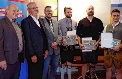 Herzliche Glückwünsche sprachen (von links) Jochen Englmeier (Leiter Bildungszentrum), Hans Bader (Obermeister Kfz-Innung) und Robert Datz (Kursleiter) den besten Absolventen Thomas Schweinsteiger, Thomas Kühnstetter und Stefan Ulrich aus.Foto maier