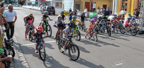 Hier gehen die Kleinsten ins Rennen. Links „Red Bull Bora hansgrohe“-Teamchef Ralph Denk als Coach seiner Tochter Lena. Fotos  Baumann