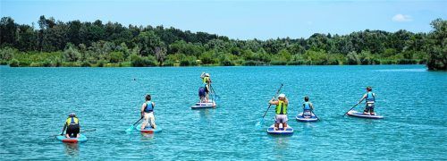 Hinaus auf den See: Zum Abschluss des Tages rund um das Thema „Wasser“ paddelten die jungen Teilnehmer mit SUPs auf dem Höglinger Weiher.Fotos re