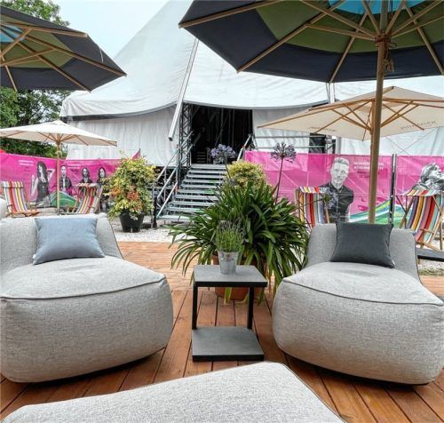 Im Lounge-Bereich des Rosenheimer Sommerfestivals können sich die Künstler während und nach den Auftritten auf einer Terrasse ausruhen. Fotos Baumeister