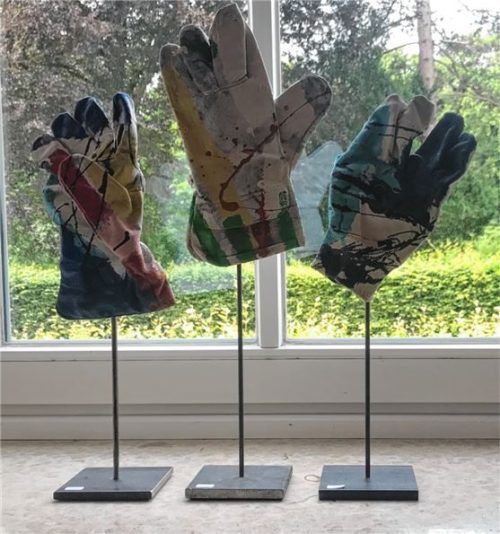 Horst Sauerbruch: „Handschuhe“, Öl auf Fundstück. Foto bößwetter