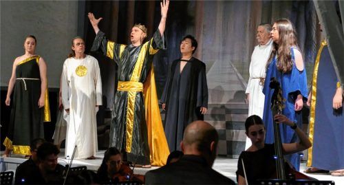„Ich bin der König von Babylon!“ Nabucco (Nejat Isik Belen) in der Mitte in Triumphpose, ganz links Abigaille (Nerea Gonzales), ganz rechts halb versteckt Eray Tozan als Ismaele, neben ihm Selin Dagyaran als Fenena und dann Jonathan Story als Zaccaria, links neben Nabucco Fernando Arajo als Baalspriester.Foto janka
