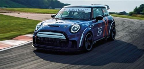 Im 250 PS starken E-Boliden will der Bruckmühler am Wochenende trotz des äußerst leisen Elektro-Motors mächtig für Lärm sorgen. Foto NXT Gen Cup