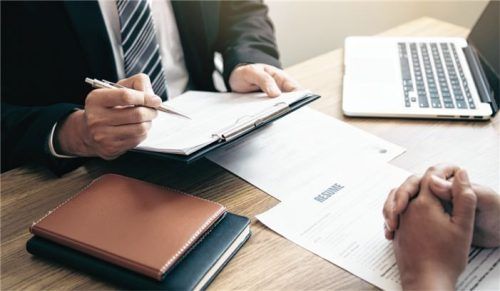 Im Ausbildungsvertrag werden wichtige Parameter wie Arbeitszeit und Vergütung festgelegt.Foto Adobestock