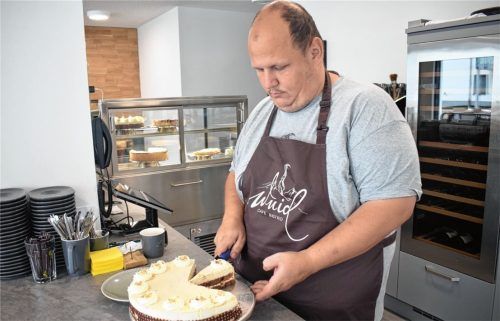 Martin Obermüller bot in seinem Café auch hausgemachte Kuchen und Torten an. Foto Blum