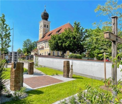 Im hinteren Teil des südöstlichen Friedhofareals liegt das naturnah gestaltete Urnen-Gräberfeld, gruppiert um ein imposantes Kreuz aus altem Eichenholz sowie drei Erdbestattungsbereiche. Dem Kreuz gegenüber sind drei quadratische, mit Naturstein verkleidete Urnen-Stelen positioniert.