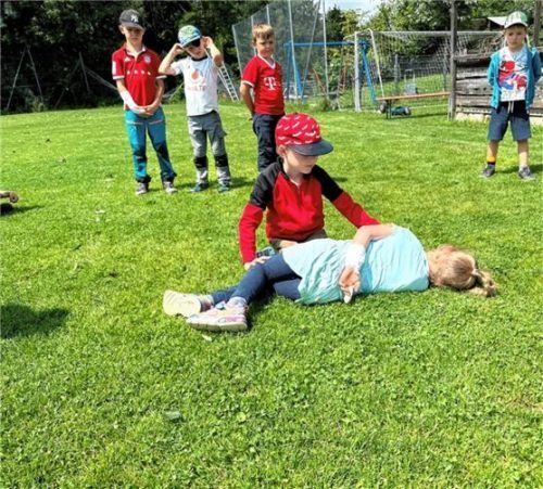 Im Notfall lebensrettend: die stabile Seitenlage. Fotos Re