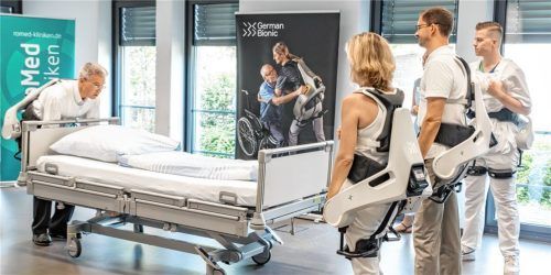 Im Praxistest: (von links) Landrat Otto Lederer, Bundestagsabgeordnete Daniela Ludwig, Oberbürgermeister Andreas März und Pflegefachmann Nikolai Nolf probierten die Exoskelette aus. Foto Romed Kliniken