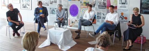 Im regen Austausch: (von links) Bernard Paul vom Kunstverein, Christian Schnurer vom Berufsverband Bildender Künstler, die ehemalige Kunstvereinsvorsitzende Iris Trübswetter, Kunsthistoriker Felix Steffan und Kunstvereinsvorsitzende Dr. Olena Balun. Foto Friedrich
