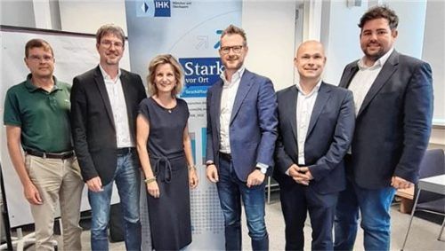 Im regen Austausch: (von links) Regionalreferent Martin Gruber, der Vorsitzende des Regionalausschusses Andreas Bensegger, Bundestagsabgeordnete Daniela Ludwig, der Leiter der IHK-Geschäftsstelle Jens Wucherpfennig, Oliver End und Tobias Jonas vom IHK-Gremium.Foto re
