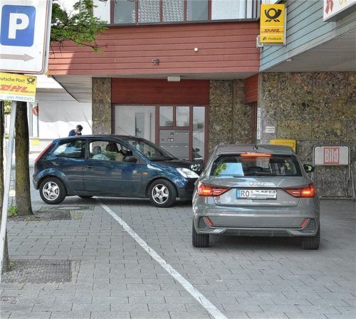 Immer wieder gibt es Beschwerden über die Situation vor Post und Apotheke in Gehering. Doch der Gemeinde sind an dieser Stelle die Hände weitgehend gebunden. Foto Schlecker