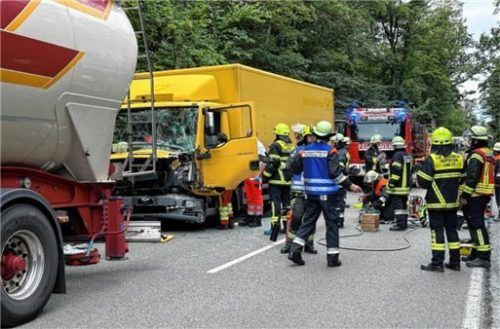 In dem gelben Lkw waren durch den Unfall zwei Personen eingeklemmt. Die Feuerwehr musste sie aus dem Wrack befreien. Foto Barth
