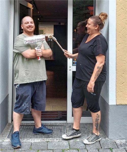 In den Tagen vor der Eröffnung schwangen sie noch die Pinsel statt der Kochlöffel: Kerstin Schirdewahn und Clemens Gruber erfüllen sich mit dem Lokal „Wein und Wahr“ einen Lebenstraum. Foto Sophie Gruber