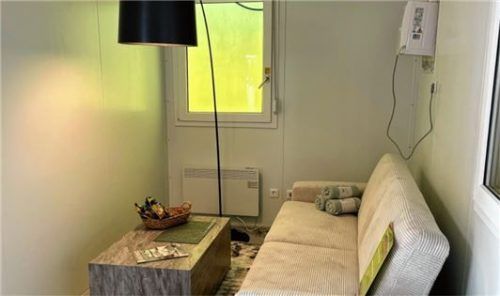 In der Garderobe stehen für die Pausen eine Couch und kleine Snacks bereit.