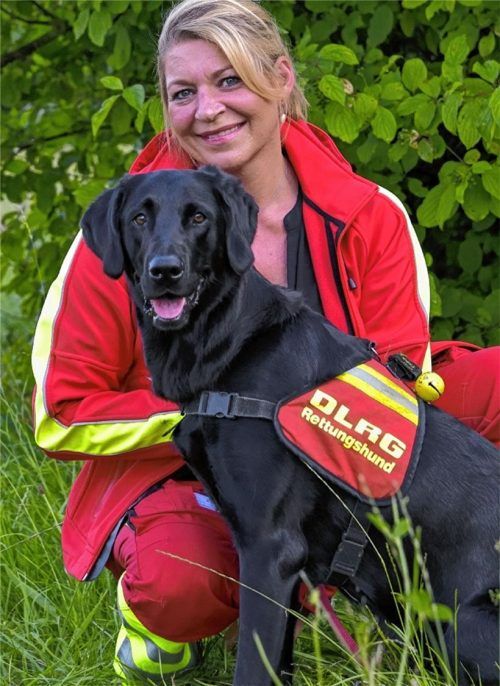 In einem dunklen Wald hatte Hundeführerin Marina Jesse mit Hündin Fini Erfolg bei einer Suchaktion. Foto DLRG