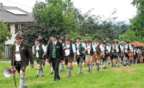 In einem Festzug, angeführt vom Vorsitzenden des Krieger- und Veteranenvereins Kematen-Dettendorf Anton Millauer, verdeckt dahinter Böllerreferent Christian Lack, sowie Gauschützenmeister Gerhard Nevihosteny (von links) bewegen sich 110 Böllerschützen zum Schießplatz in Lengendorf.