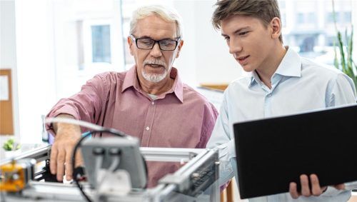 In mehrwöchigen Praktikumsphasen können Schüler ihre eigenen Interessen, Fähigkeiten und Berufsvorstellungen gut hinterfragen und neu entdecken. Foto adobestock