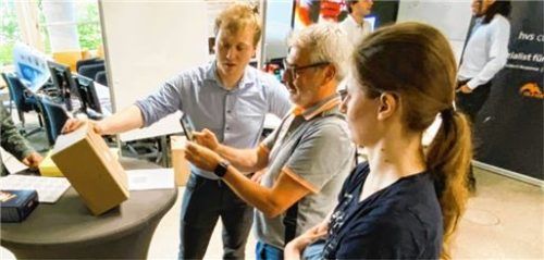 Informatik-Student Lukas Kielmann erläuterte am Stand seines Teams die Anwendung der Softwarelösung „Etiketten lebendig machen“. Foto Anton Maier