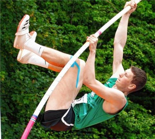 Jakob Schießler vom SV Schloßberg-Stephanskirchen wurde bayerischer Vizemeister im Stabhochsprung der Jugend U20. Fotos Ludwig Stuffer