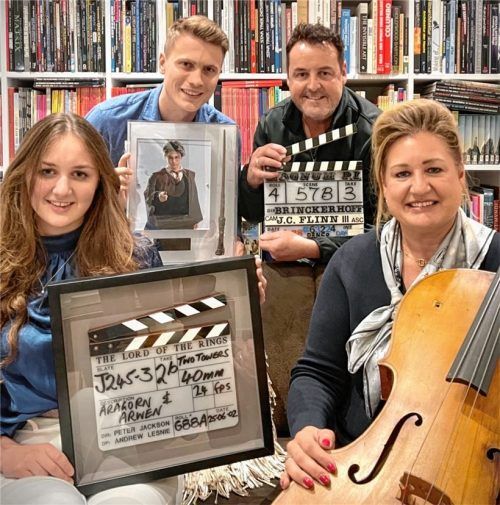 Jan Eric Hauber (oben rechts) hat bereits über 1000 Sammlerstücke erworben und mit seiner Leidenschaft für Filmrequisiten auch seine Frau Sandra (unten rechts), seine Tochter Arwen und seinen Schwiegersohn Michael Brochier angesteckt. Fotos Jan Eric Hauber