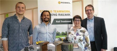 Jan Tamas (links) und Josue Martinez erklärten den Besuchern, wie ihre Software bei Bahnbaumaschinen zum Einsatz kommt. Mit am Messestand waren John Thompson und Susanne Schnitzer von ihrer Partnerfirma „Information Professionals“. Foto schubert
