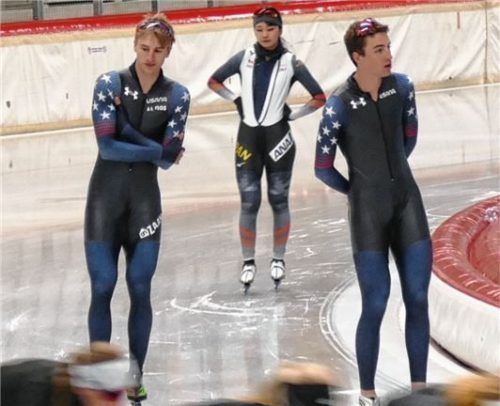 Jordan Stolz (links) und Teamkollege Carl Tatelli in der Max-Aicher-Arena. Foto Wegscheider